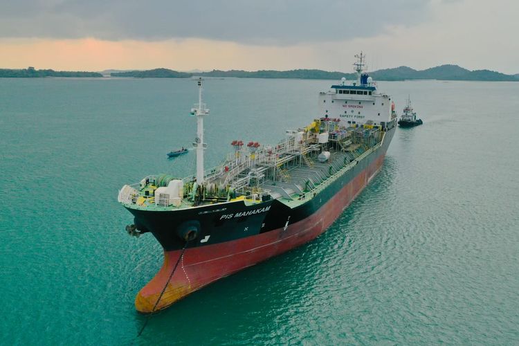 Kapal PIS Mahakam mengangkut kargo petrokimia methanol dari Bontang menuju Gresik yang menandakan ekspansi pasar PT PIS.