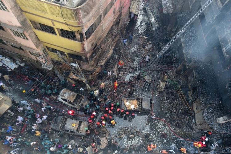 Petugas pemadam kebakaran terlihat di lokasi kebakaran di Dhaka, Bangladesh, pada Kamis (21/2/2019). (AFP/MUNIR UZ ZAMAN).