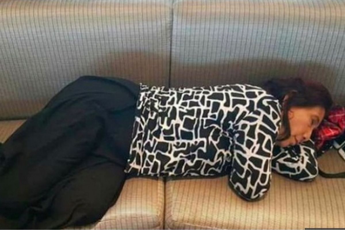 Menteri Susi Pudjiatuti tertangkap kamera tertidur di Bandara JFK New York setelah menghadiri Hari Kelautan Dunia di Markas PBB di New York, seperti dikutip dari Facebook. 
