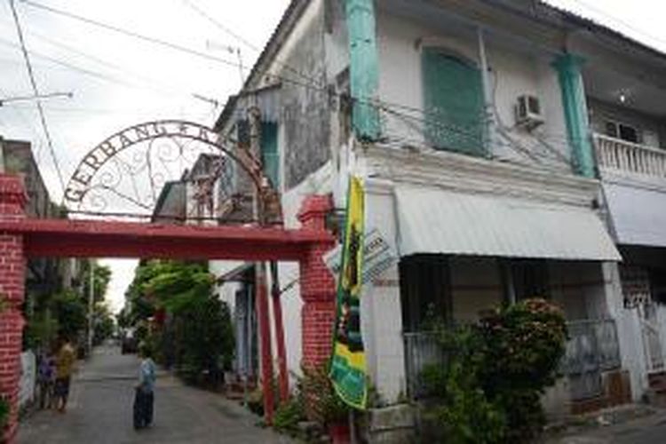 Deretan rumah bergaya arsitektur perpaduan Eropa dan China menjadi daya tarik Kampung Kemasan di Kabupaten Gresik, Jawa Timur, Jumat (19/4/2013). Rumah-rumah tersebut merupakan peninggalan pengusaha kaya yang pada tahun 1900-an sukses berbisnis jual beli kulit.