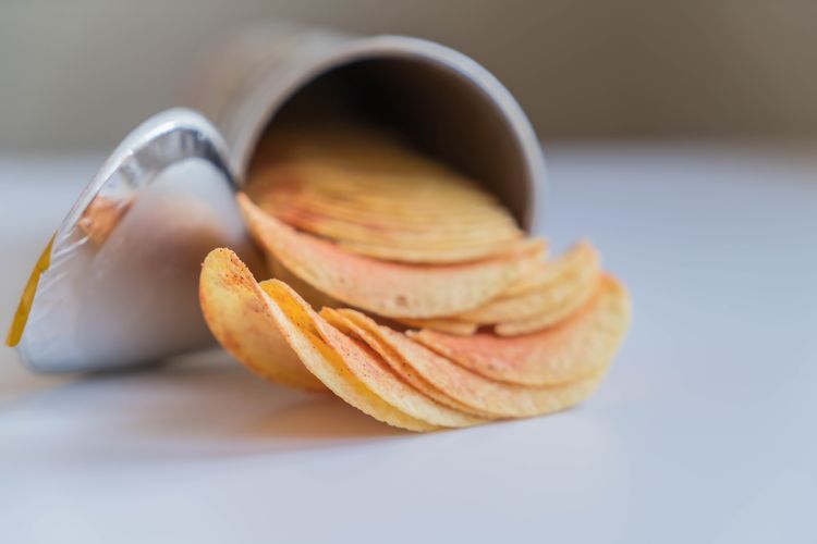 ilustrasi keripik kentang. Penelitian terbaru menemukan bahwa konsumsi makanan ultra proses seperti keripik dapat langsung menurunkan kemampuan fokus, bahkan dalam waktu si