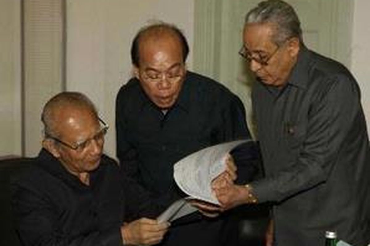 Emil Salim (kiri) dan TB Silalahi.