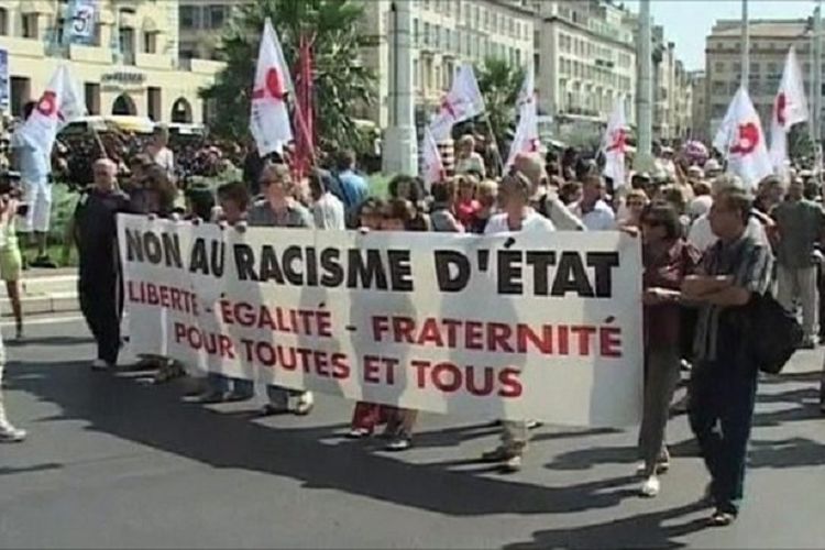 Demo antirasis di Paris, Perancis.