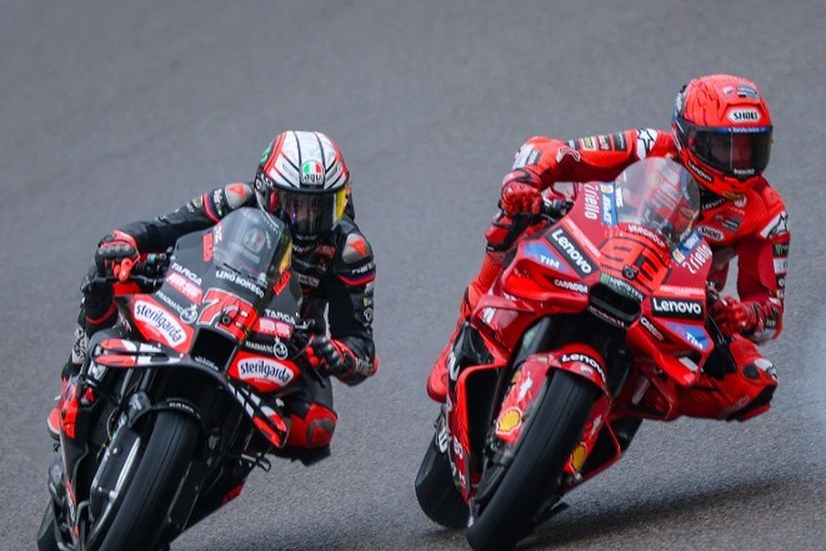 Pebalap Ducati Lenovo Team Marc Marquez (kanan) menyalip pebalap Aprilia Racing Marco Bezzecchi pada putaran terakhir Sprint Race MotoGP Jerman 2025 di Sirkuit Sachsenring, di Hohenstein-Ernstthal dekat Chemnitz, Jerman timur pada 12 Juli 2025. (Foto oleh Ronny Hartmann / AFP)