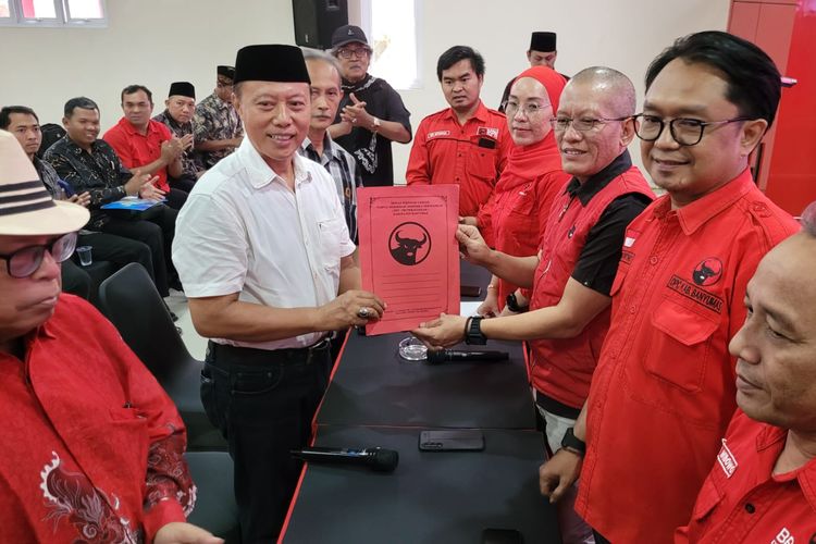 Mantan Asisten Pemerintahan Sekda Banyumas Purwadi Santoso mendaftar bacawabup di kantor DPC PDI-P Banyumas, Jawa Tengah, Selasa (14/5/2024).