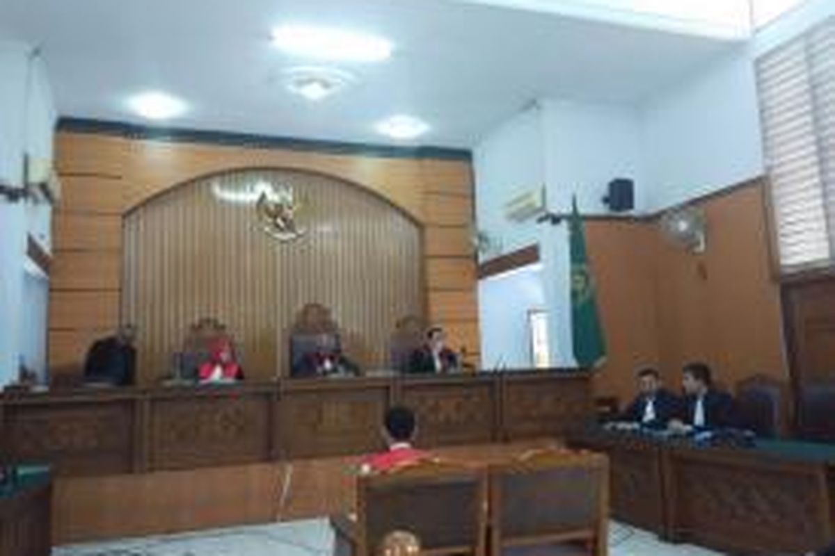 Muhammad Prio Santoso (tengah) didakwa pasal berlapis oleh Jaksa Penuntut Umum Kejaksaan Negeri Jakarta Selatan di Pengadilan Negeri Jaksel, Senin (21/9/2015). 
