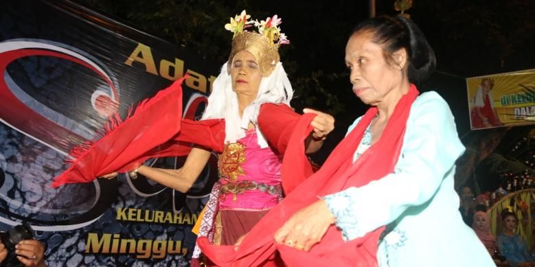 Ritual Tari Seblang di Desa Bakungan, Kecamatan Glagah, Kabupaten Banyuwangi, Jawa Timur, Minggu (12/10/2014) malam.