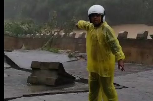 Jalan di Pesisir Selatan Sumbar Ambruk, Videonya Beredar Viral