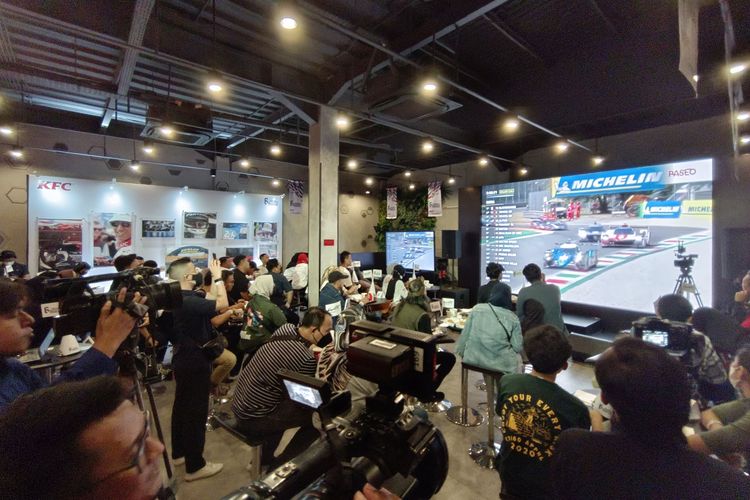 Para penonton memadati acara nonton bareng pebalap Tanah Air, Sean Gelael, yang mengikuti balapan bergengsi FIA World Endurance Championship pada ajang 6 Hours of Monza, Minggu (10/7/2022). Acara nobar diselenggerakan di beberapa lokasi di Jakarta, Surabaya, dan Medan.