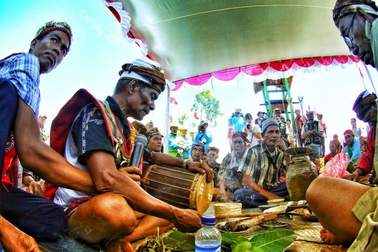 Salah satu rangkaian upacara Bapalas Benua Bekasik yang diselenggarakan di Desa Mekar Sari, Kecamatan Kendawangan, Kabupaten Ketapang, Kalimantan Barat, Kamis (28/9/2017). 