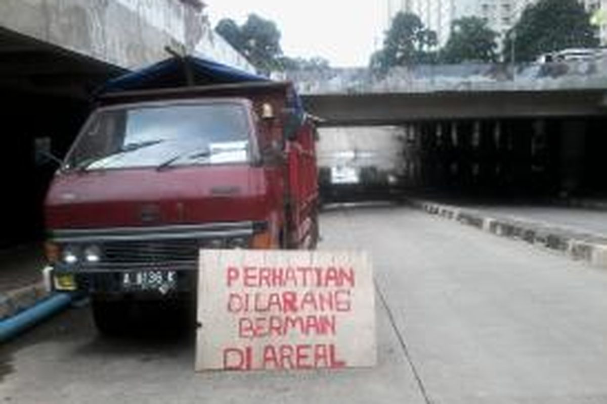 Banjir setinggi 30 cm - 40 cm masih menggenangi Underpass Kemayoran pada Selasa (4/2/2014).