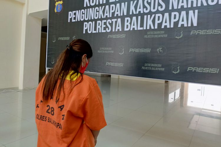 Tersangka pengedar sabu, S, ibu rumah tangga, yang ditangkap Tim Opsnal Polresta Balikpapan, Rabu (1/5/2024).