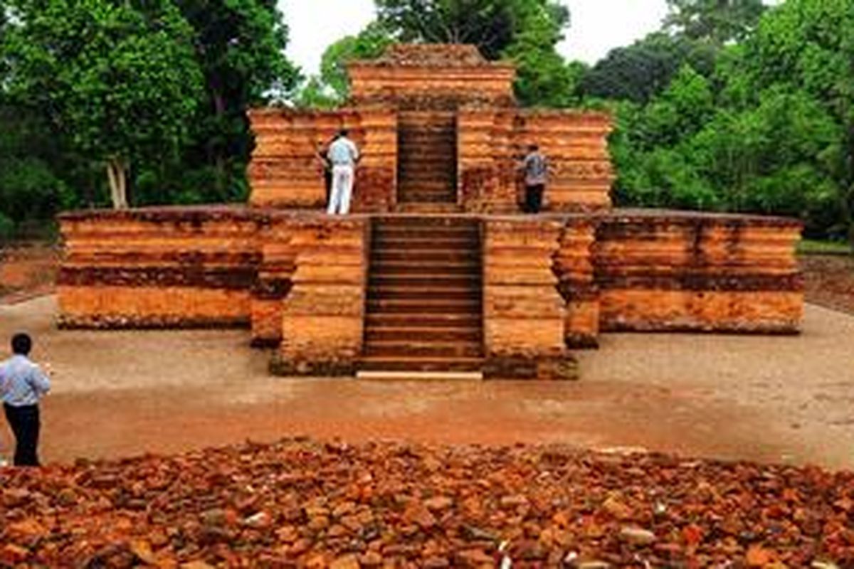 Candi Tinggi, merupakan salah satu dari banyak candi yang belum terungkap seutuhnya di Komplek Candi Muara Jambi.