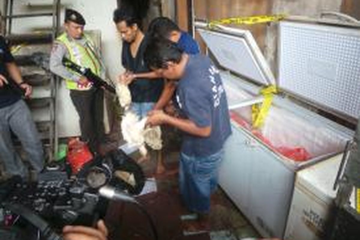 Tiga tersangka penyimpanan ayam tiren dibawa ke gudang mereka di Cakung, Jakarta Timur, Senin (14/12/2015)