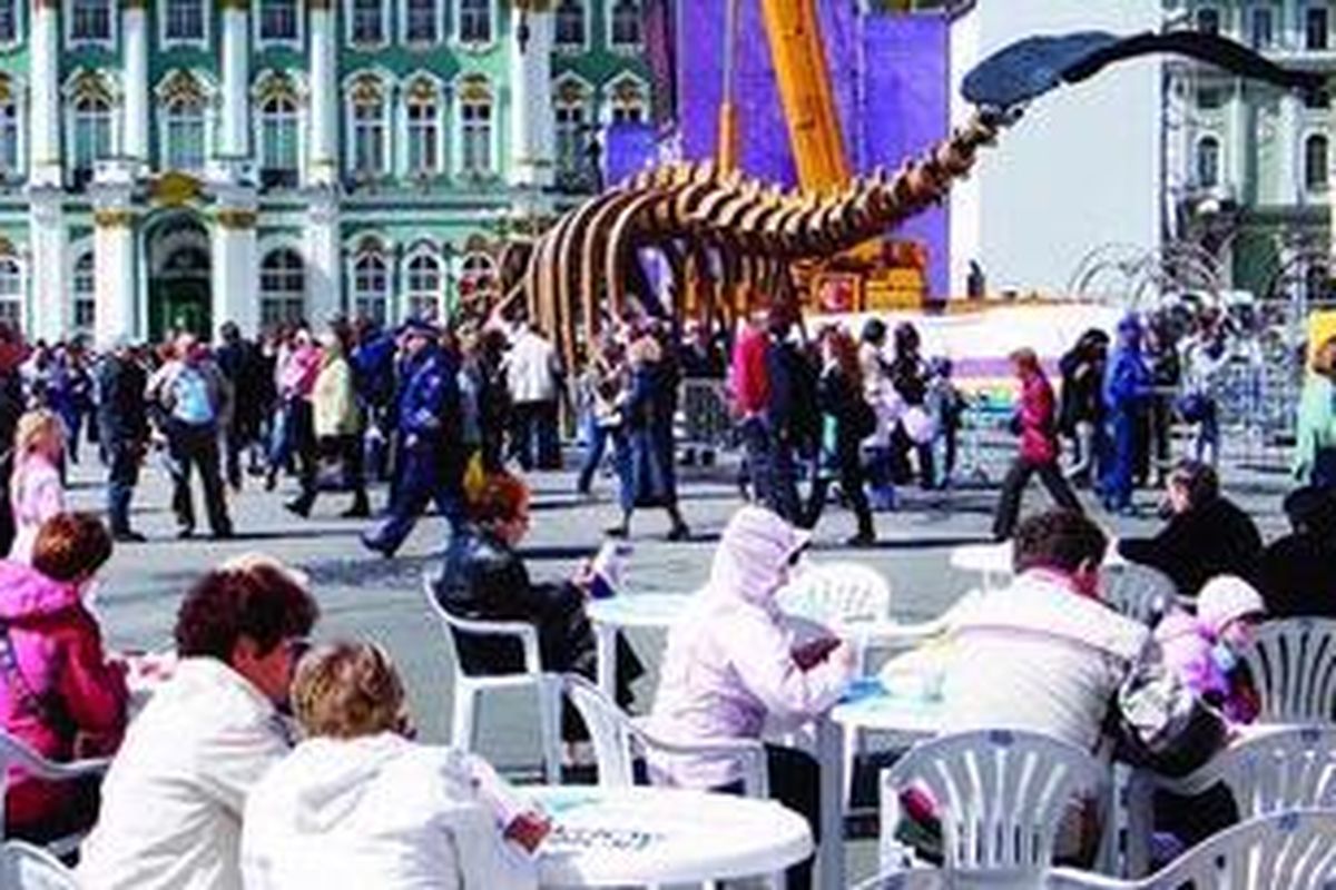 Pada bulan Mei-Juni atau sekitar 51 hari dalam setahun kota St Petersburg, Rusia, menikmati matahari. Pada hari-hari ini, matahari bahkan tak pernah terbenam.