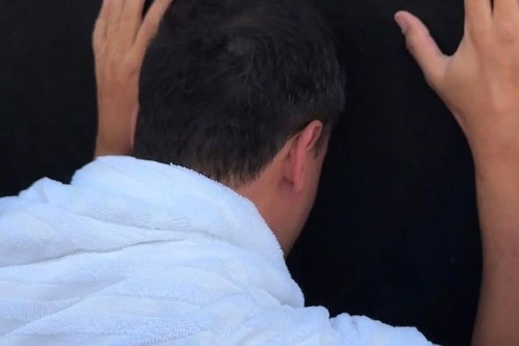 Di Depan Kabah, Hamish Daud Refleksi Diri: Saya Jatuh dan Belajar Bangkit