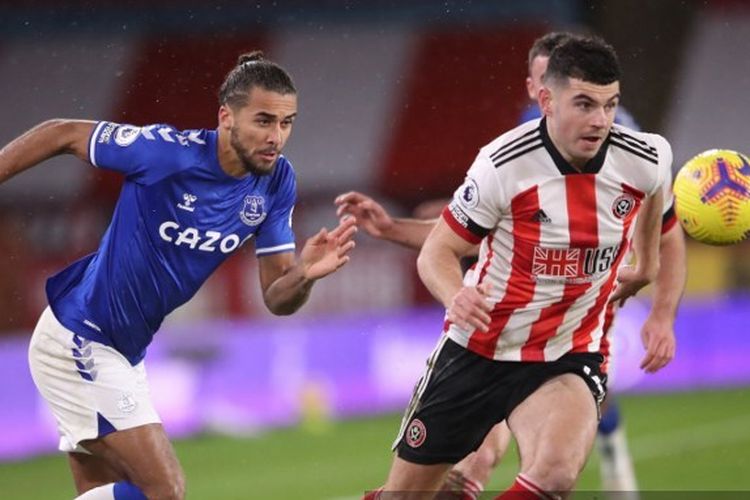 Dominic Calvert-Lewin (kiri) membayangi Jack Robinson pada laga lanjutan pekan ke-15 Liga Inggris 202-2021, Sheffield United vs Everton, di Stadion Bramall Lane, Sabtu (26/12/2020) atau Minggu dini hari WIB. 