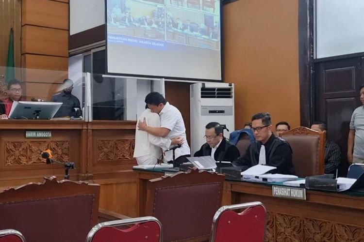 Terdakwa Ferdy Sambo dan Putri Candrawathi berpelukan jelang persidangan di PN Jaksel, Selasa (8/11/2022).