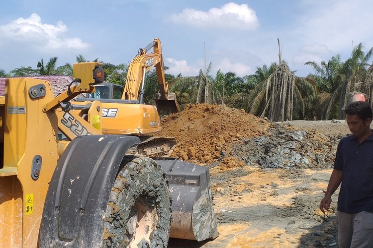 Alat berat membuat sekat di lokasi semburan gas agar lumpur tidak menyebar semakin meluas di kawasan Ponpes IBS Riau Kampus 2 di Kelurahan Tuah Negeri, Kecamatan Tenayan Raya, Kota Pekanbaru, Riau, Rabu (10/2/2021).