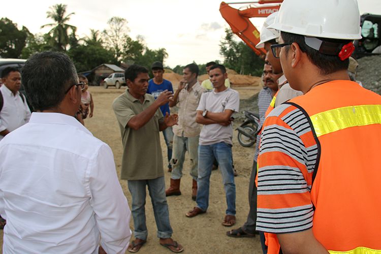 Sejumlah warga Desa Manggi Kecamatan Panton Reu, Kabupaten Aceh Barat menghadang rombongan Ditjen Sumber Daya Air dari Kementerian Pekerjaan Umum saat melakukan pemantauan kelokasi pembangunan proyek irigasi Lhok Guci, Kamis (14/9/2017).