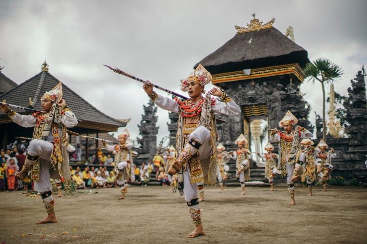 Tari Baris Gede merupakan salah satu varian Tari Baris asal Bali yang dipentaskan dalam upacara adat. Penarinya berjumlah 6-40 orang, dengan membawa senjata tradisional.
