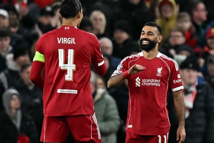 Penyerang Liverpool asal Mesir bernomor punggung 11, Mohamed Salah, merayakan gol ketiga timnya bersama bek Liverpool asal Belanda bernomor punggung 04, Virgil van Dijk, pada laga Liga Champions UEFA antara Liverpool dan Qarabag di Anfield, Liverpool, barat laut Inggris pada 28 Januari 2026.