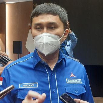 Kepala Badan Komunikasi Strategis Partai Demokrat Herzaky Mahendra Putra di kantor DPP Partai Demokrat, Jakarta, Rabu (10/11/2021).