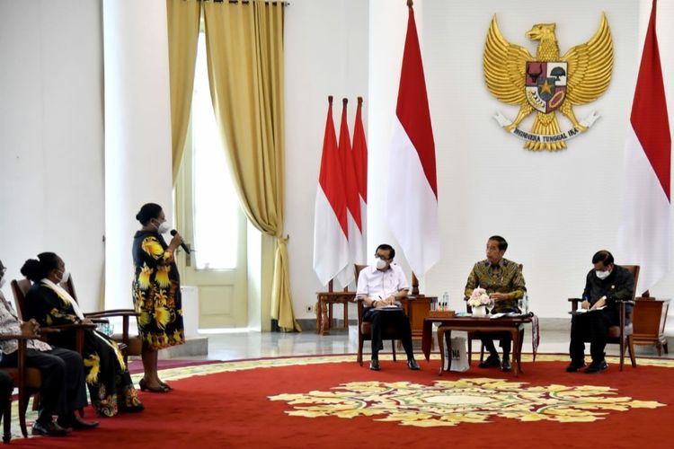 Presiden Joko Widodo saat menerima Majelis Rakyat Papua dan Majelis Rakyat Papua Barat di Istana Kepresidenan Bogor pada Jumat (20/5/2022). 