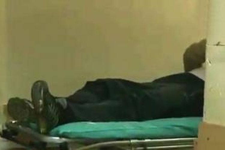 Florin Ionita (53) tergeletak di ruang gawat darurat sebuah rumah sakit di kota Chisinau, Moldova setelah kemaluannya nyaris putus digigit perempuan yang dirayunya.