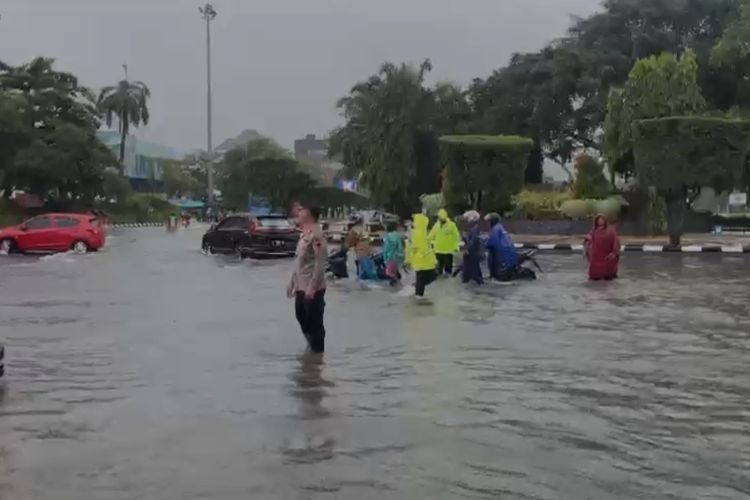 Banjir rendam Simpang Lima Semarang, banyak kendaraan yang mogok. Sabtu (31/12/2022)