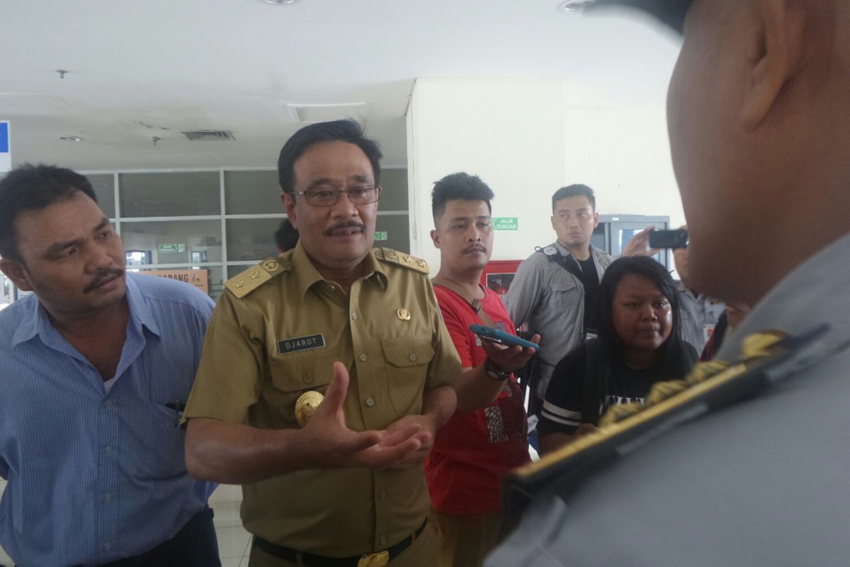 Wakil Gubernur DKI Jakarta Djarot Saiful Hidayat meninjau Terminal Pulogebang, Jakarta Timur, Selasa (18/4/2017). 