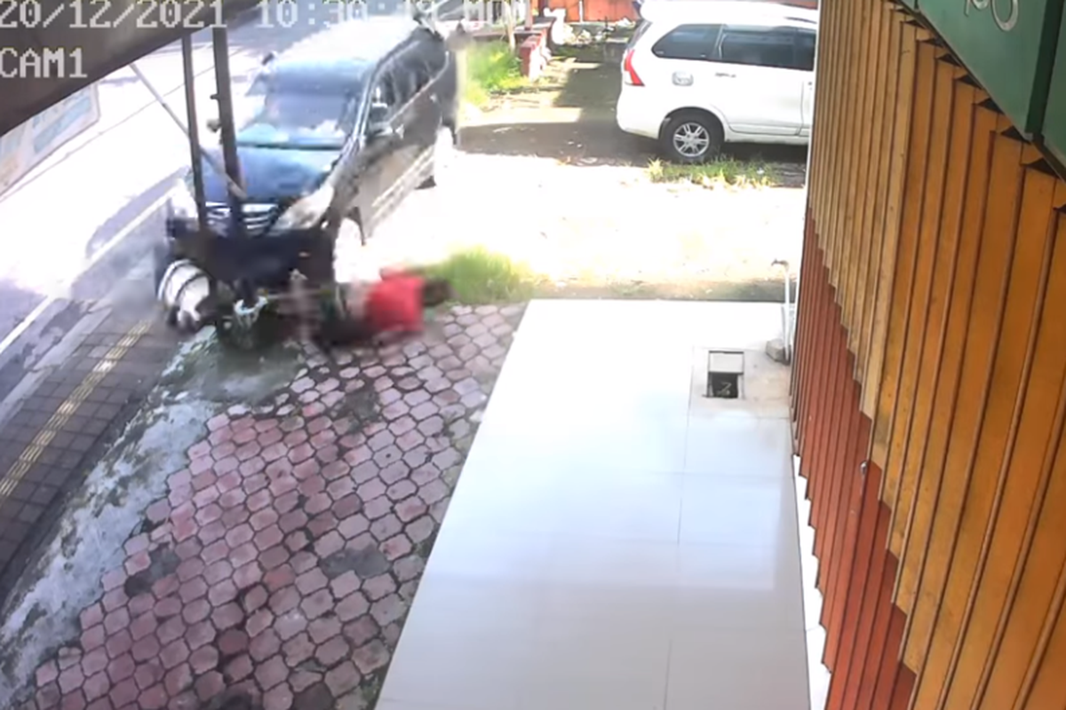Tangkapan layar video yang menampilkan detik-detik mobil Avanza menabrak tiga orang warga yang sedang duduk di trotoar.