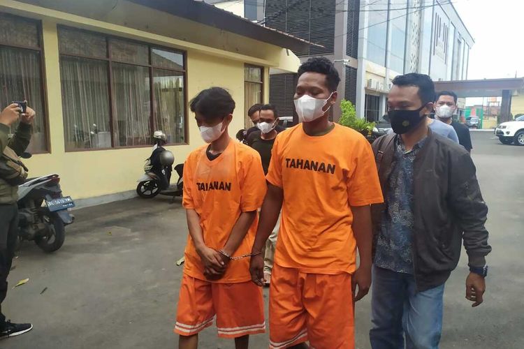 Salah dua pelaku pembunuhan di Bandar Lampung berhasil ditangkap di Desa Sungai Benuh, Jambi usai buron selama 5 bulan.