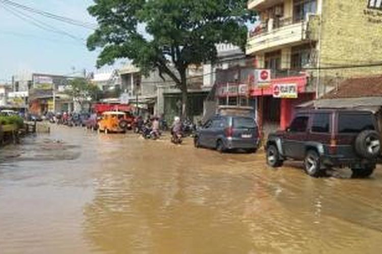 Sejumlah kendaraan yang melintas di Jalan Banjaran-Dayeuhkolot harus mengantre karena jalan terendam air setinggi 20 sampai 30 sentimeter, Minggu (8/2/2015). 