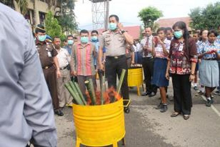 Pelajar antusias menyaksikan pemusnahan sabu bersama Kepolda NTT Brigjen Endang Sunjaya, Kamis (29/1/2015).