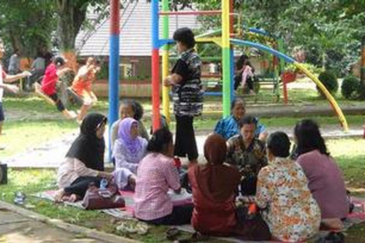 Ditengah-tengah minimnya ruang publik di Kota Ungaran, Taman Unyil menjadi tempat favorit untuk tujuan rekreasi keluarga maupun kegiatan sosial warga kota. Seperti ibu-ibu dari PT Indonesia Connecting Factory Semarang, Sabtu (12/3) sedang menggelar arisan.