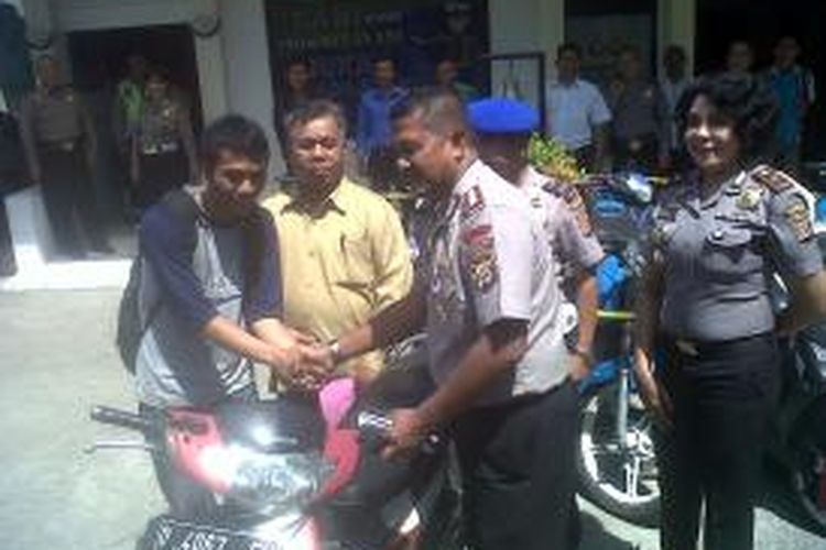 Kepala Polrestabes Bandung Kombes Mashudi mengembalikan sepeda motor hasil curian di Markas Polresta Kiara Condong, Kota Bandung, Senin (27/1/2014).