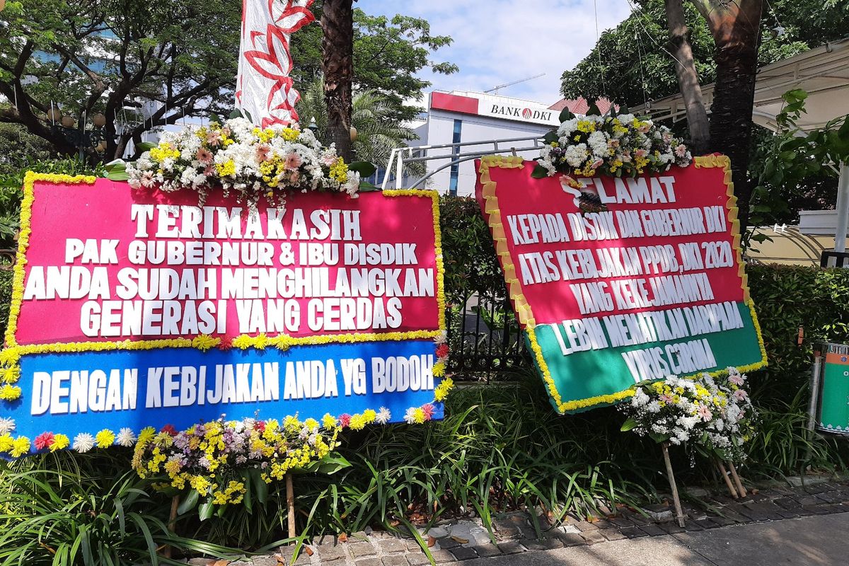Sejumlah karangan bunga yang bertuliskan kekecewaan orangtua dan siswa atas PPDB jalur zonasi di DKI. Balai Kota, Jakarta Pusat, Senin (6/7/2020)
