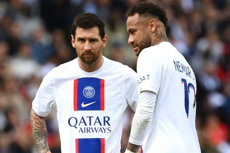 Penyerang PSG, Lionel Messi dan Neymar, berbincang pada laga Ligue 1 atau Liga Perancis kontra Brest di Parc des Princes, Sabtu (10/9/2022).