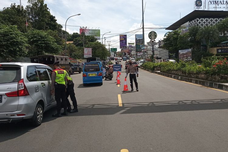 Sejumlah petugas sedang memeriksa surat rapid antigen sebagai syarat untuk ke Puncak Bogor di Simpang Gadog, Kabupaten Bogor, Jawa Barat, Jumat (12/2/2021)