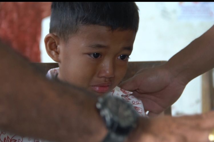 KARO, KOMPAS. com, Nuel Siswa kelas 4 SD negeri 040445 Desa Ketaren yang enggan memakan makanan bergizi geratis, di sekolah dan memilih memakan bersama, ibu adik dan bapak di rumah, selasa (07/01/2024)