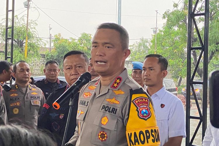 Kapolda Jatim Kombes Pol Imam Sugianto menyebut soal kode etik profesi dalam kasus meledaknya rumah Aipda Maryudi, Kamis (16/1/2025)