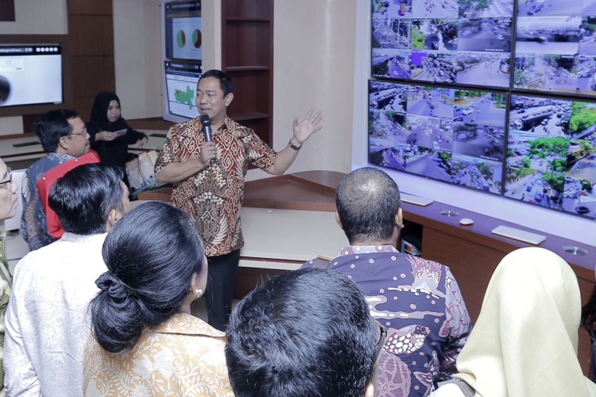 Wali Kota Semarang Hendrar Prihadi memberikan penjelasan monitor CCTV kondisi lalu lintas Kota Semarang kepada Anggota Komisi II DPR RI di Situasi Room, Jumat (31/08/2018).