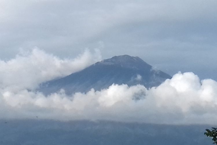 Puncak Gunung Arjuno diambil dari Kota Batu, Jawa Timur beberapa waktu lalu.