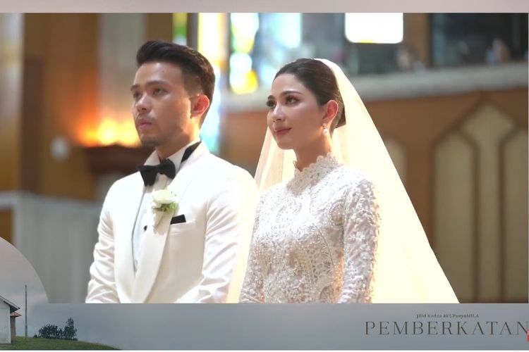 Artis peran Jessica Mila (kiri) dan Yakup Hasibuan menjalani pemberkatan pernikahan di gereja HKBP Rawamangun, Jakarta Timur, Jumat (5/5/2023).
