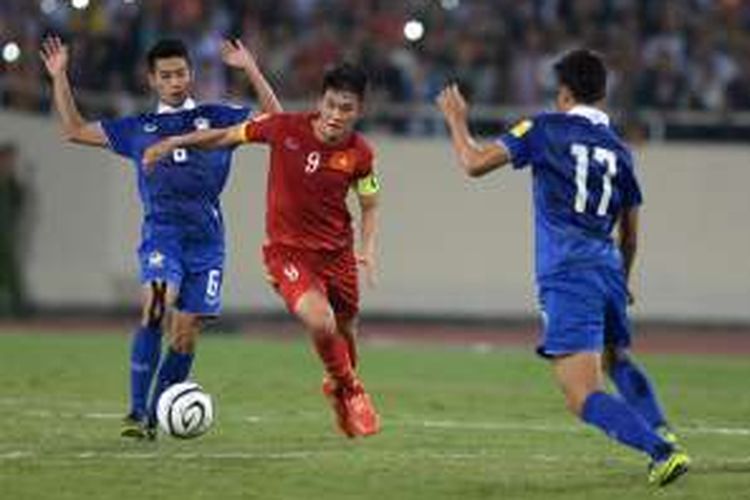 Pemain bertahan Thailand, Tanaboon Kesarat (17), coba menghadang kapten Vietnam, Le Cong Vinh, pada partai Kualifikasi Piala Dunia 2018 di Stadion My Dinh, 13 Oktober 2015.
