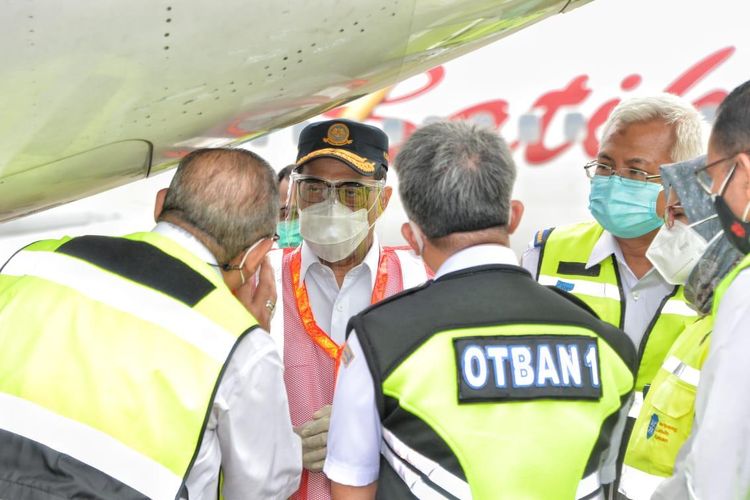 Menhub Budi Karya saat meninjau ramp check pesawat di Bandara Soekarno Hatta