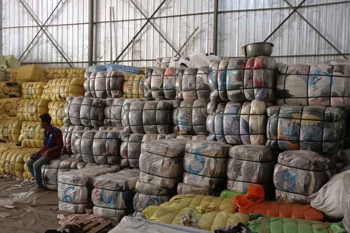 Ribuan tumpuk bal pakaian bekas yang berada di Jalan Samudera Raya, Tarumajaya, Kabupaten Bekasi. Tumpukan bal itu selanjutnya akan dibawa ke Bea Cukai Cikarang untuk proses selanjutnya.