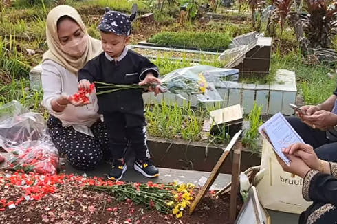 Akhirnya ke Makam Vanessa Angel dan Bibi, Ekspresi Gala Sky Jadi Sorotan