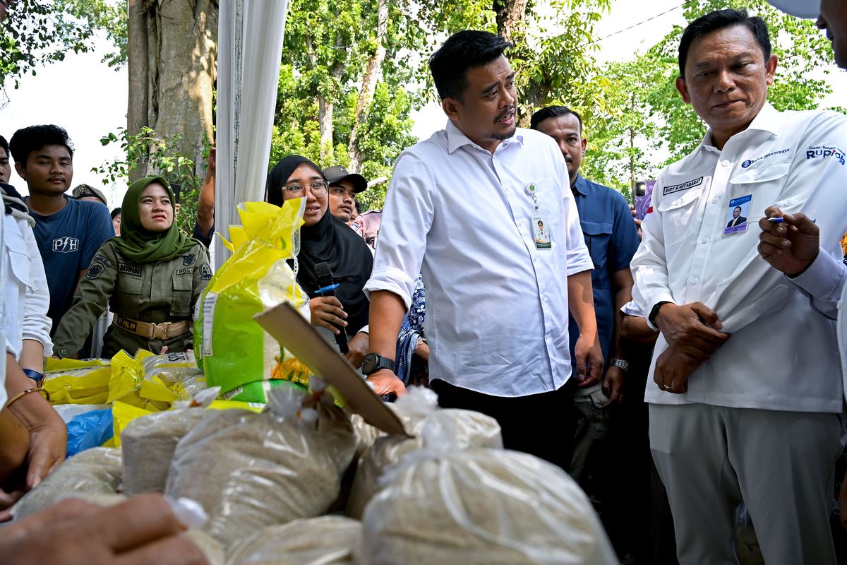 Gubernur Sumut Muhammad Bobby Afif Nasution meninjau pasar murah sebagai upaya nyata menjaga stabilitas harga komoditas pangan di Kabupaten Deliserdang pada Rabu (27/8/2025).